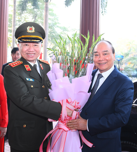 阮春福总理：人民公安情报力量坚定不移拥护党的的绝对领导